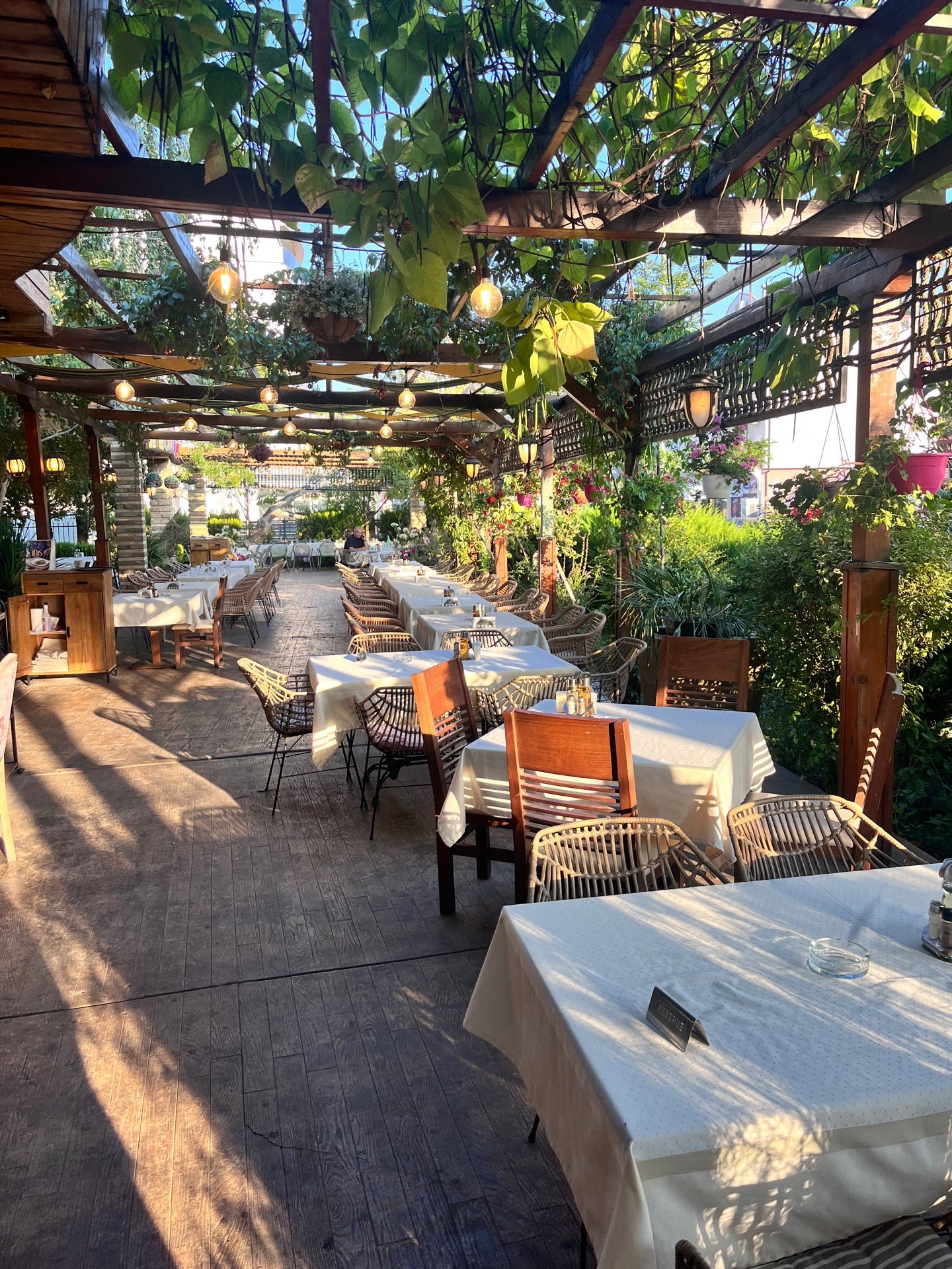 IRIS Food & Lounge